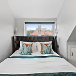 Georgian Gem Of Robin Hoods Bay - Hot-tub - Pets *