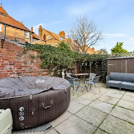 Holiday home Georgian Gem Of Robin Hoods Bay - Hot-tub - Pets *
